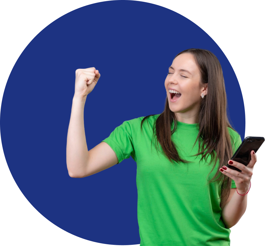 Mujer sonriente con movil